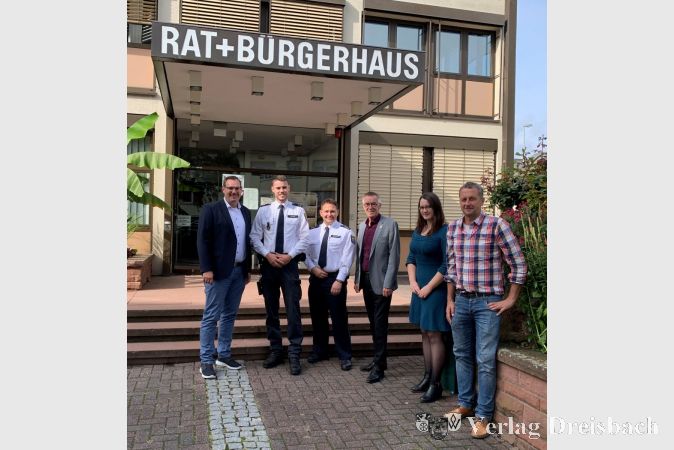 V.l.n.r.: Bürgermeister Christian Seitz, Polizeioberkommissar Richard Danne, Polizeihauptkommissar David Ausbüttel, der Erste Beigeordnete Franz Jirasek, Alicia Seeharsch und Ordnungsamtsleiter Volker Kaufmann.