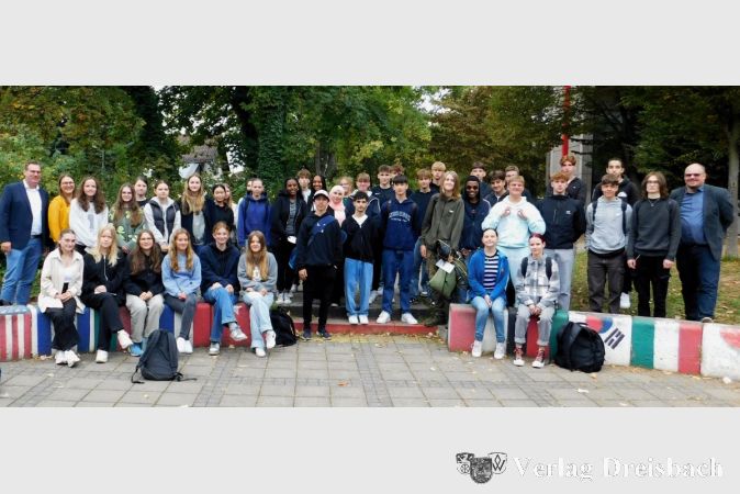 Die G-Klassen der WGS bei der Juniorwahl, flankiert links von Bürgermeister Christian Seitz und Powi-Lehrerin Marlene Krüger (beide CDU) und Schuldirektor Alexander Heyd rechts.