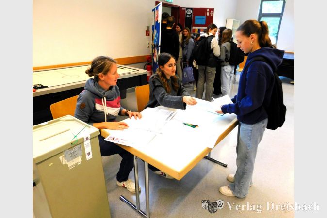 Juniorwahl im Freizeithaus. V.l.n.r.: Lydia Rauh, Semira Buch und Schülerin Smilla Abels.
