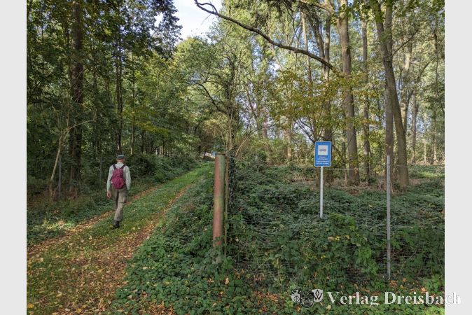 Revierförster Holger Scheel führte die Exkursionsgruppe am Sonntag in Areale des Wasserwerkwaldes, die normalerweise nicht betreten werden dürfen.