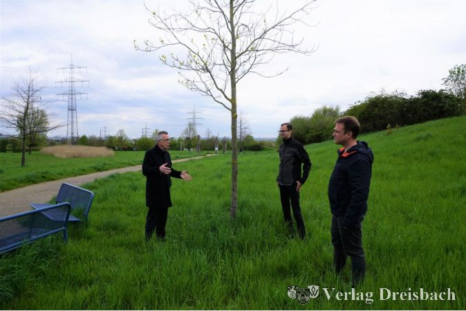 Der Erste Beigeordnete Franz Jirasek (li.) mit Baumamtsleiter Martin Mohr (re.) und Torsten Horn vom Grünflächenamt an der Fläche im Ziegeleipark, an der die ersten „Paten-Bäume“ gepflanzt werden sollen.