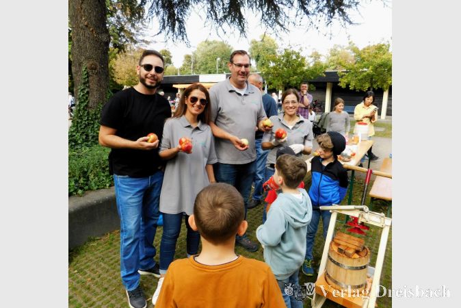 V.l.n.r.: Ersan Gencer, Fatma Gencer, Bürgermeister Christian Seitz und Simone Lutz. Der Rathauschef unterstützte das Team vom Krifteler Kulturforum, Abteilung Familienkultour, bei der Mostproduktion im Freizeitpark.