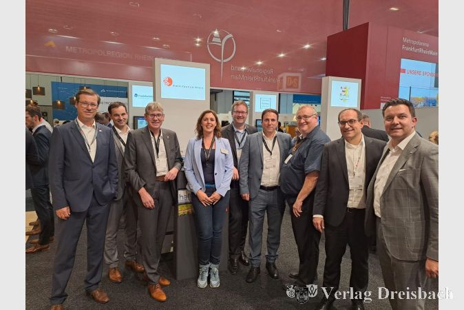 V.l.n.r.: Thorsten Kolar (Wirtschaftsförderung Hofhei), Wolfgang Molzberger, Alexander Schwarz, Celina Sickmann, Elmar Bociek (Bürgermeister Sulzbach), Alexander Simon (Bürgermeister Eppstein), Bürgermeister Klaus Schindling, Dr. Frank Blasch (Bürgermeister Bad Soden am Taunus), Christian Vogt (Bürgermeister Hofheim).
