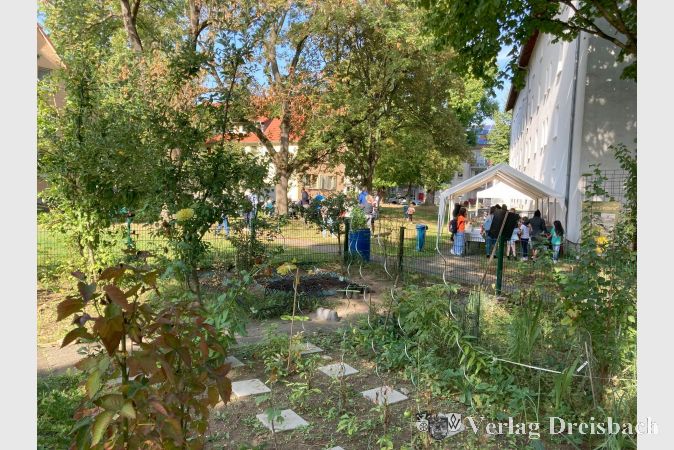Blick von den Beeten der „essbaren Siedlung“ aus auf das Fest.