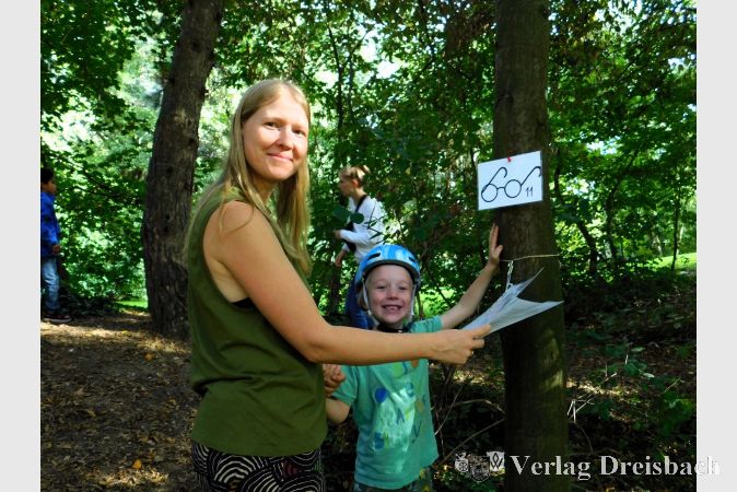 Anna und Jannis im Lesewald.