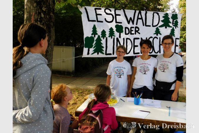 Christine Sattler (2.v.r.) und Dagmar Pohl (r.) am Lesewald-Stand des Vereins zur Förderung der Lindenschule in Kriftel e.V.