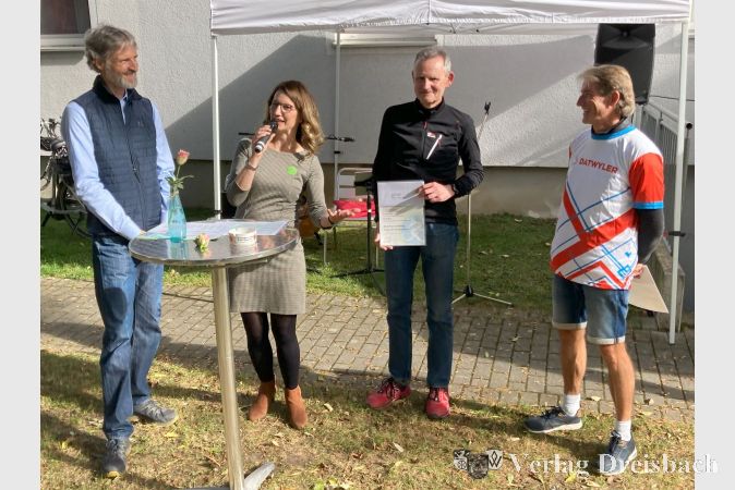 Die Sieger mit den meisten geradelten Kilometern, ganz rechts Jörg Schäfer (1. Platz), links daneben Matthias Katholing (2. Platz). Am Mikrofon Erste Stadträtin Heike Seibert, daneben Holger Kazzer, Geschäftsführer der Hawobau.