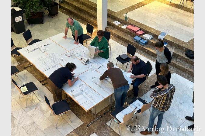 Stimmenauszählung am vergangenen Sonntag im Foyer des Rat- und Bürgerhauses.