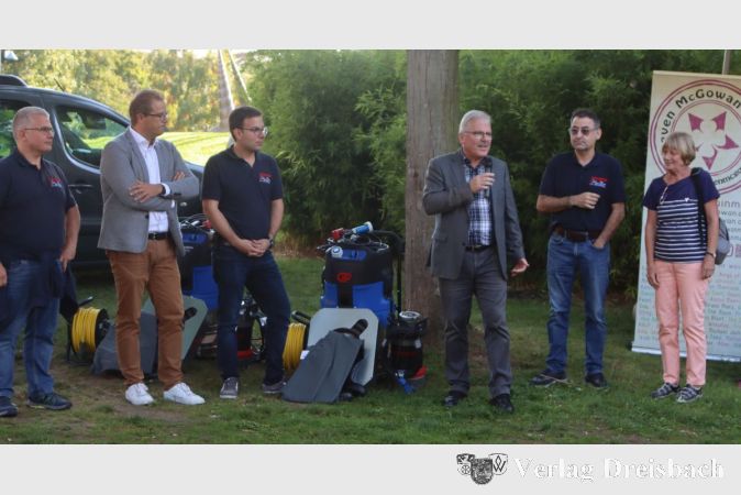 Ulrike Messerschmidt von der Bürgerstiftung (r.) und Bürgermeister Bernd Blisch (3. v. r.), zugleich Stiftungsratsvorsitzender, übergaben neue Pumpen an Stadtbrandinspektor Peer Eric Neugebauer (2. v .r.).