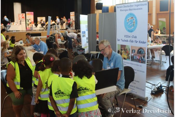Am Freitag durften wieder Hunderte Kita- und Schulkinder beim VDI-Experimentiertag in der Stadthalle an interessanten Versuchsangeboten teilnehmen, hier am Stand des Verbandes selbst.