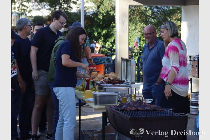 Die Einsatzkräfte waren im Schütz-Park zu Grillwurst und -steak und natürlich Getränken eingeladen.