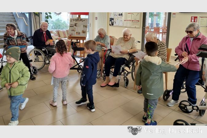Die Kinder hatten für die Senioren im Kursana Domizil gemalt und gebastelt und überreichten zur Begrüßung Geschenke.