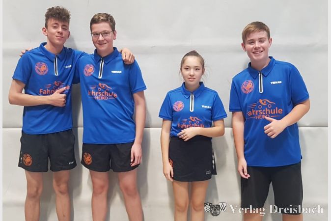 Hochzufrieden und stolz nach einem souveränen Sieg: Leon Weber, Nico Seewald, Djamila Elsenheimer und Tom Stapel (v.l.)