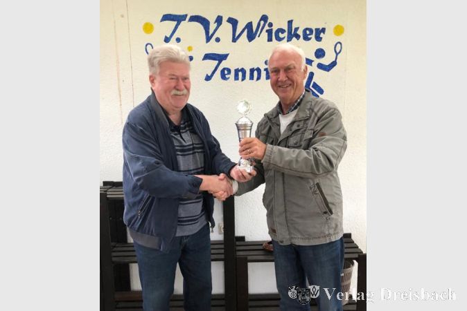 Jürgen Schaub (TB Wiesbaden) überreichte den Pokals an Heinz Kemminer vom den Herren 70 des TV Wicker.