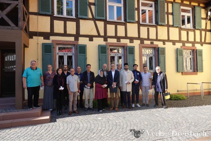Die Mitglieder des Ausländerbeirats der Stadt Hattersheim und die anlässlich des multikulturellen Friedensgebets Vortragenden.