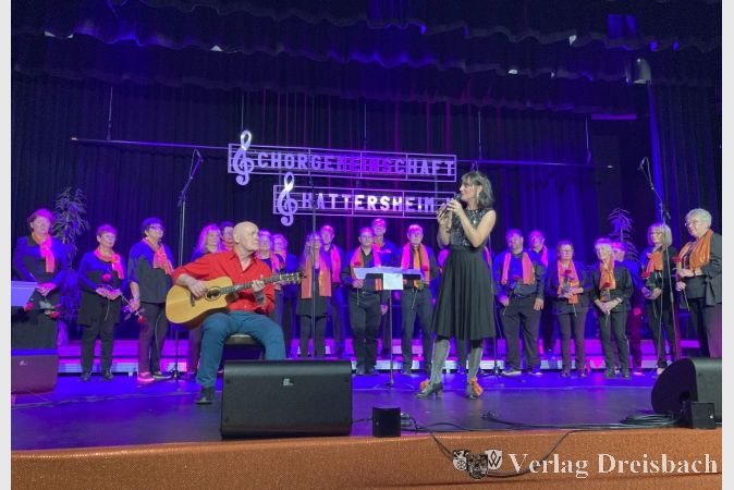 „The Story“ vorgetragen von Hanna Serr; an der Gitarre ihr Vater Gerd Müller-Serr. Im Hintergrund der Chor der Chorgemeinschaft Hattersheim.