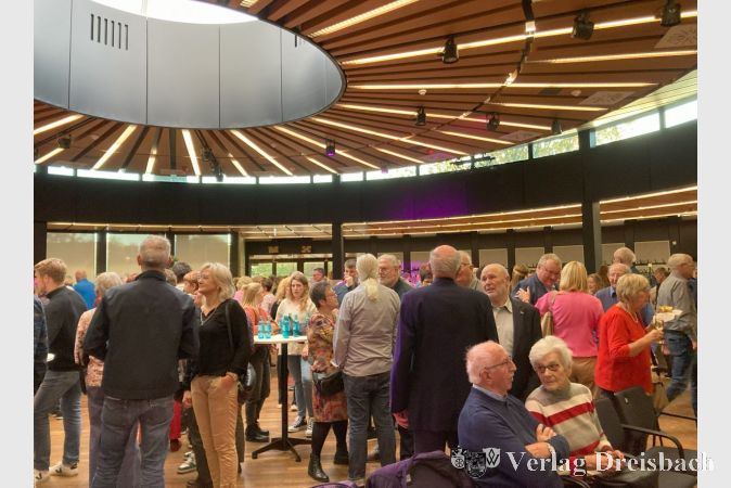 Pausenstimmung mit Sekt und belegten Brötchen in der ausverkauften Stadthalle.