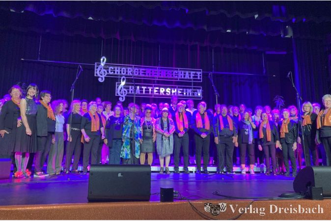 Der Chor der Chorgemeinschaft Hattersheim und der ABBA-Projektchor wurden mit begeistertem Beifall belohnt. Chorleiterin Hanna Serr (2.v.l.) freut sich über den Erfolg.