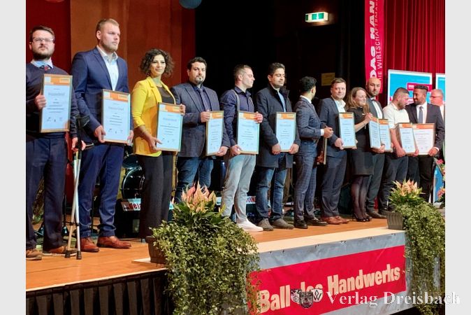 Die Geehrten auf der Bühne beim „Ball des Handwerks“.