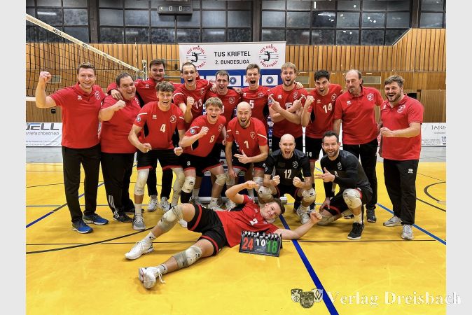 Jubel und Erleichterung nach dem ersten Saisonheimsieg der Krittler Volleyballer in der zweiten Volleyball-Bundesliga.