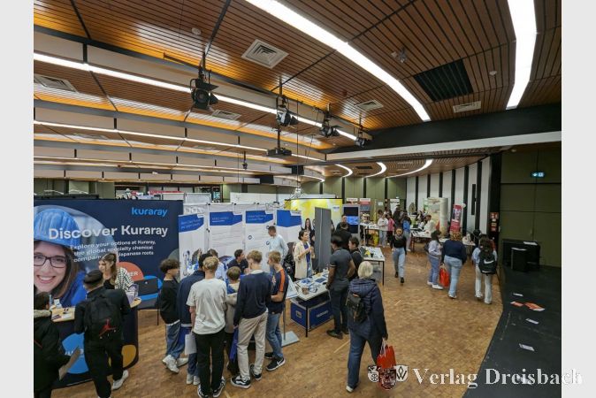 Viel Betrieb in der Stadthalle anlässlich der 3. Hattersheimer Berufsmesse. Allein über 500 Schülerinnen und Schüler der HBS beschäftigten sich mit den Angeboten der 43 Aussteller.