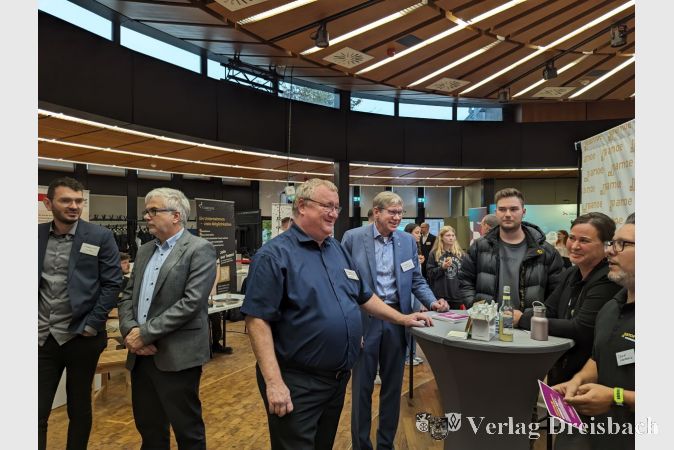 V.l.n.r.: Arne Döpker von der Stabstelle Wirtschaftsförderung, HBS-Schulleiter Dr. Dietrich Heither sowie Bürgermeister Klaus Schindling und Stabsstellenleiter Alexander Schwarz im Gespräch mit einem ausstellenden Betrieb.