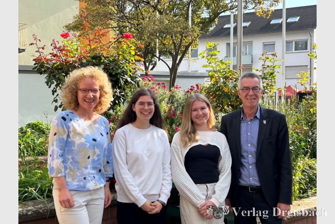 Der Erste Beigeordnete Franz Jirasek (re.) und Ausbildungsleiterin Jutta Kuchenbrod (li.) mit der neuen Auszubildenden Laura Strauch (2. v. li.) sowie der Jahrespraktikantin Selina Dalle.