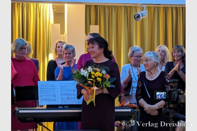 Blumen für die musikalische Leiterin Svitlana Tulchiner.