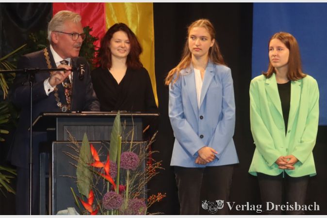 Die Schulabsolventinnen Hanna Frey, Katharina Hofmann und Louisa Spielmann (v. l.) wurden für ihr umfangreiches Engagement für das Schulleben ausgezeichnet