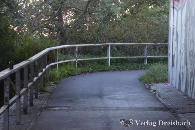 Auch an der Auf/Abfahrt am verlängerten Bachweg ist die Situation unübersichtlich und potenziell gefährlich, wenn sich Zwei an der Kurve begegnen.
