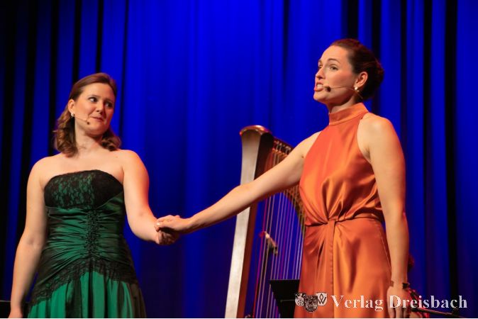 Sophie Wenzel (l.) und Mareike Bender zeigten ein ums andere Mal ihre Lust und Freude am Gesang und brillierten mit den unterschiedlichsten Texten und Liedern.