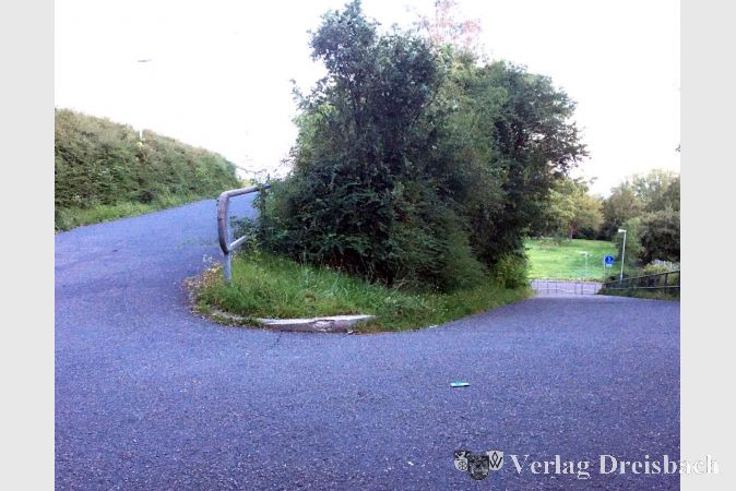 Die spitze Kehre auf der Zu-/Abfahrt zur Opelbrücke an der Liebigstraße zeigt deutlich die Unübersichtlichkeit dieser Rampe, da sich hoch und runterfahrende Radfahrerinnen und Radfahrer erst sehr spät wahrnehmen.