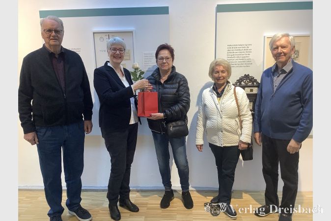 Ute Bayer vom Geschichtsverein (2. von links) überreichte der Jubiläumsbesucherin Anette Kamp (Mitte) ein Begrüßungsgeschenk.