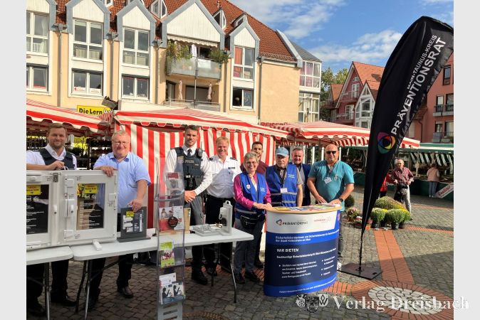Die Teams an den Infoständen zur Wohnungseinbruchsprävention und zur Senioren-Sicherheitsberatung auf dem Wochenmarkt.