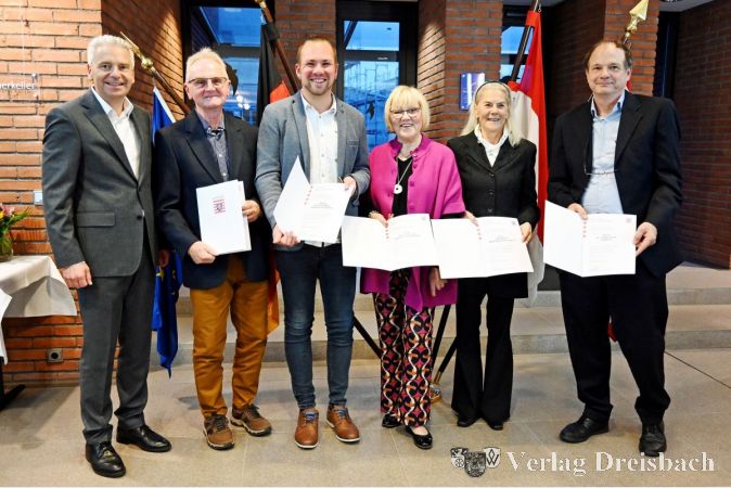 V.l.n.r.: Landrat Michael Cyriax und die Geehrten Roland Fuchs, Christian Reiter, Mary Gutmann, Gitta Schill und Dr. Holger Küst.
