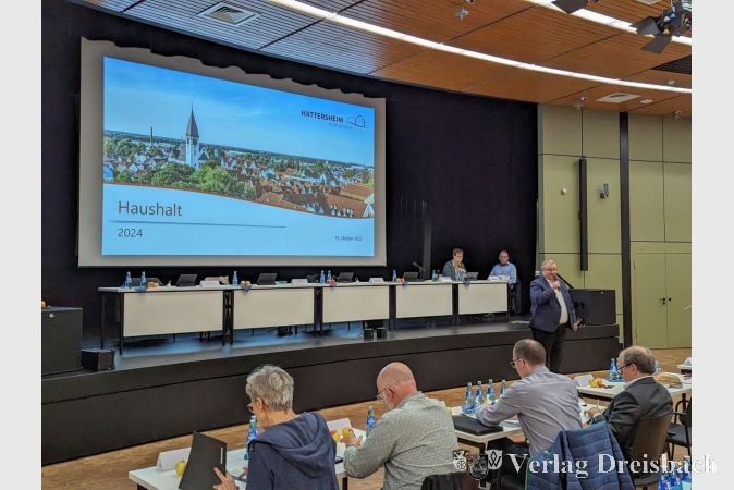 Bürgermeister Klaus Schindling präsentierte am vergangenen Donnerstagabend, unterstützt von einer digitalen Präsentation, der Stadtverordnetenversammlung den Haushaltsentwurf für 2024.