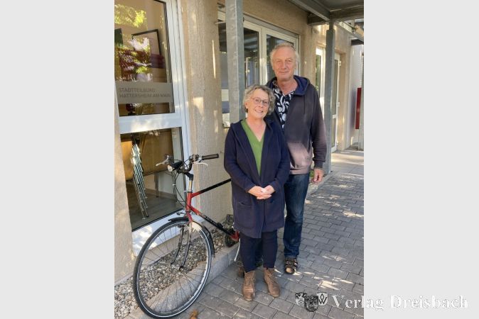 Heike Bülter und ihr Kollege Eberhard Roth vor dem Stadtteilbüro.
