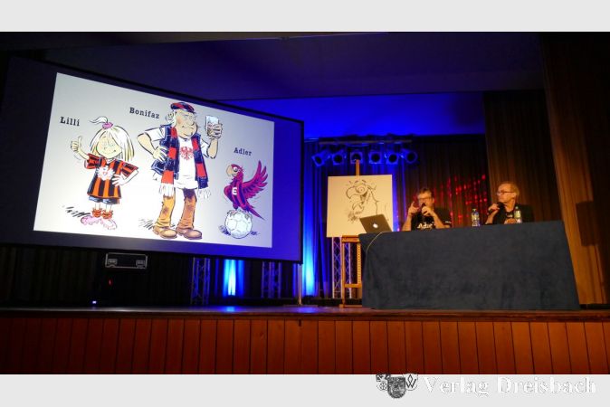 Links auf der Leinwand Lilli und Bonifaz Pfaff mit Papagei „Adler“, die Protagonisten von „Adlerträger“. Rechts am Tisch Michael Apitz und Henni Nachtsheim.