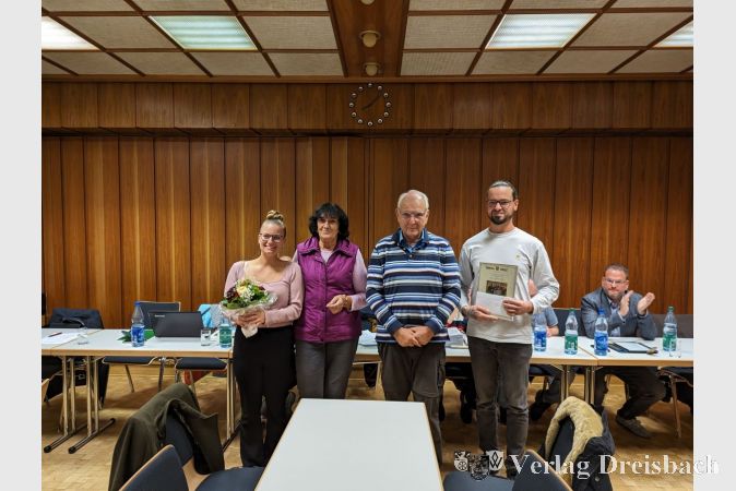 Lisa Picolin (links) und Kevin Engel (rechts) vom Brass & Drum Corps Kriftel erhielten Anerkennung und Aufmerksamkeiten für den Sieg bei den Europameisterschaften im niederländischen Dordrecht. In der Mitte Schriftführerin Brigitte Faller und der 1. Vorsitzendes des Vereinsrings Bodo Knopf.