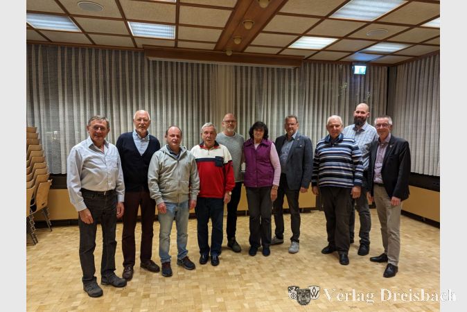 Der frisch gewählte Vorstand des Vereinsrings Kriftel mit den Gästen der Gemeinde. V.l.n.r.: Die drei Beisitzer Hans-Joachim von Kiel, Heinz-Günther Eberth und Markus Kilb, Schatzmeister Heribert Windl, der 2. Vorsitzende Norbert Loreth, Schriftführerin Brigitte Faller, der Vorsitzende der Gemeindevertretung Alexander Feist, der 1. Vorsitzende Bodo Knopf, Beisitzer Daniel Weiß und der Erste Beigeordnete Franz Jirasek.