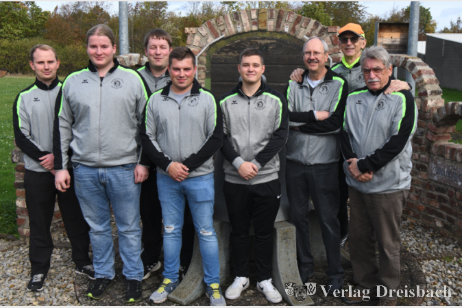 Das Krifetler Team in Pier, von links nach rechts: Aaron Sauter, Henri Rosmanitz, Christian Reitz, Maximilian Schenk, Fabian Otto, Betreuer Klaus Tamm, Trainer Detlef Glenz, Betreuer Ferenc Kantor.