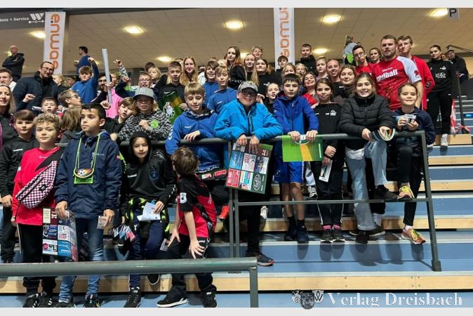 Der Tross vom Schwarzbach in der Fan-Rolle beim Bundesliga-Spiel in Wetzlar.