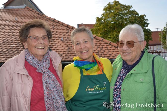 Die Gründungsmitglieder Helga Wolf (l.) und Helga Schmidt (r.) genießen das Brunnenfest in Wicker und loben die Frau in ihrer Mitte, Vereinsvorsitzende Annette Neubecker.