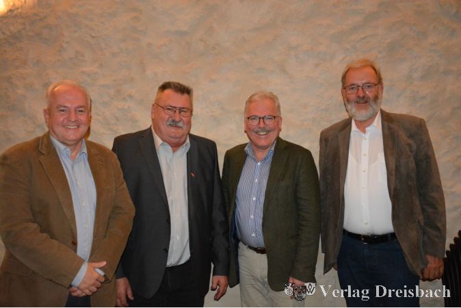 Michael Kröhle, Anton Geisinger, Bürgermeister Bernd Blisch und Ex-Rathauschef Michael Antenbrink durften bei der Feier nicht fehlen.