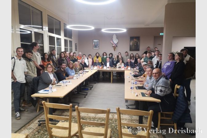 Gruppenbild aller Delegationen beim Trinationalen Treffen in Airaines.
