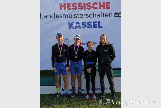 Michel Biegler, Anton Schürings, Carlotta Schürings und Trainer Janis Seidenfaden (v. l.) vertraten in Kassel den Flörsheimer Ruderverein.