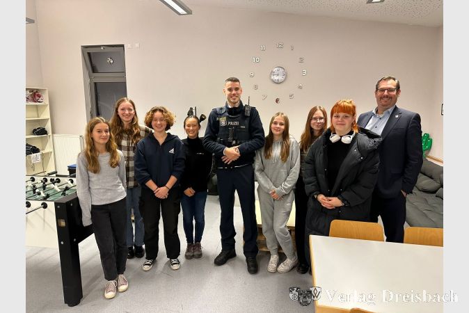 Auch Bürgermeister Christian Seitz (rechts) schaute beim Treffen des Jugendforums Kriftel vorbei. Gast war Richard Danne, der neue „Schutzmann vor Ort" (Mitte).