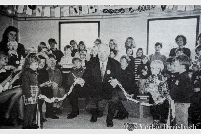 Schnipp-schnapp, jetzt geht's los! Erster Beigeordneter Paul Dünte eröffnet symbolisch den Kindergarten.