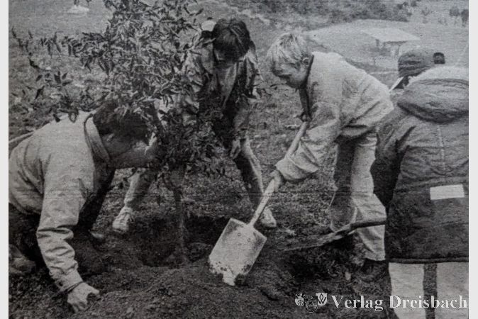 Auch Schülerinnen und Schüler halfen beim Pflanzen der Bäume fleißig mit.