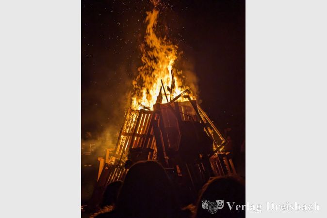 Das große, wärmende Martinsfeuer an der Bonifatiuskapelle.